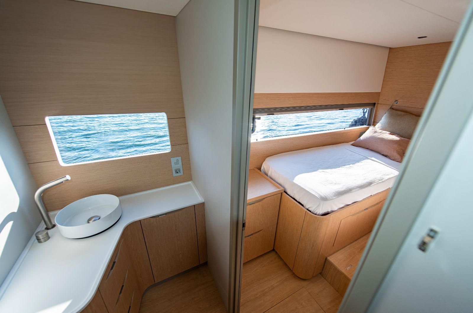Espace invités/clients dans chaque flotteur (4 cabines /8 pers)